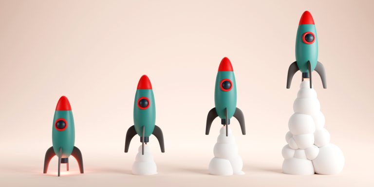 quatro foguetes com corpo azul e ponta vermelha levantando voo contra fundo rosa, cada um em uma altura, a começar do lado esquerdo - sendo o mais baixo - para representar as etapas do inbound marketing